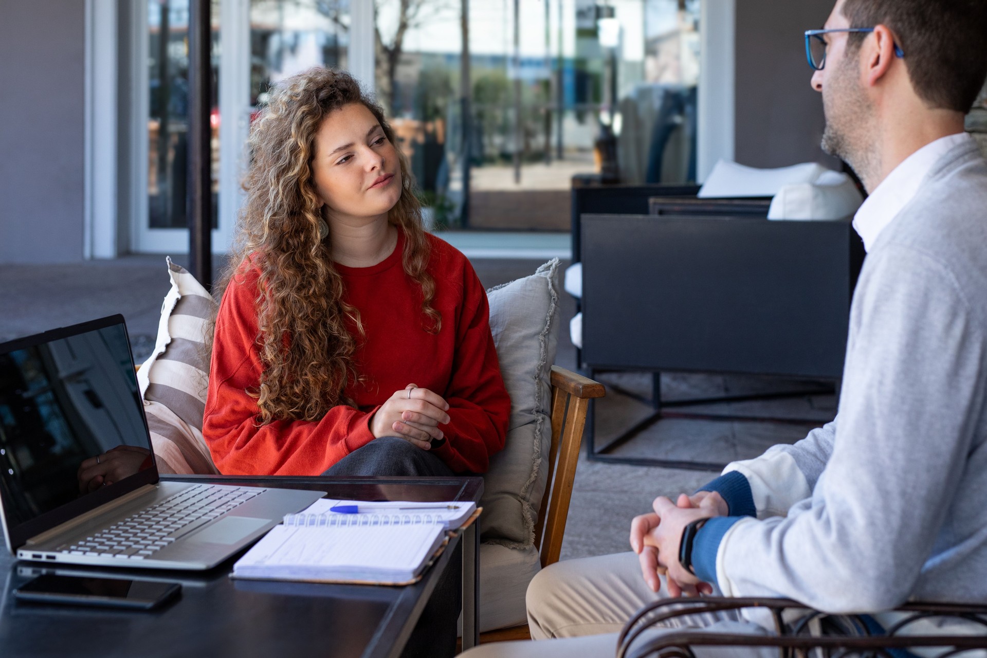 Giovane donna al suo primo colloquio di lavoro con il proprietario di una caffetteria
